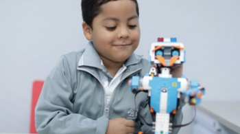 Niño jugando con robot