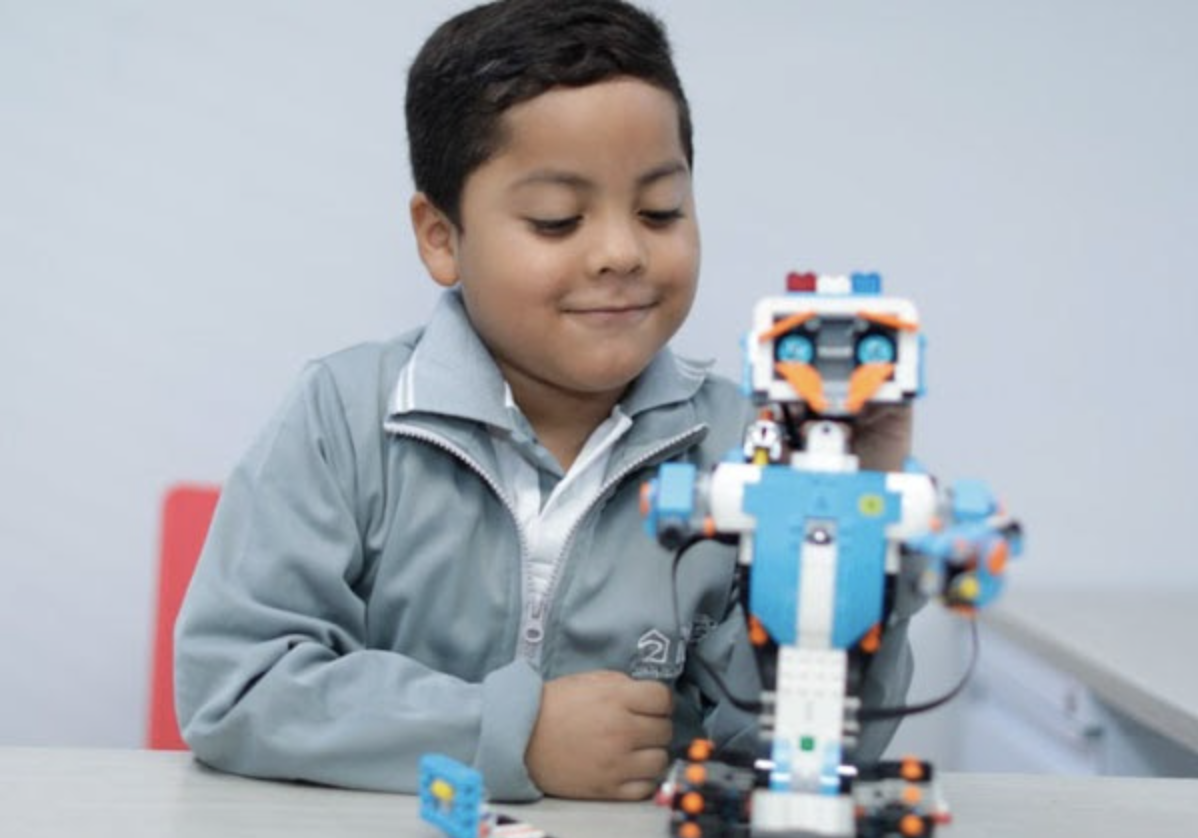 Niño jugando con robot